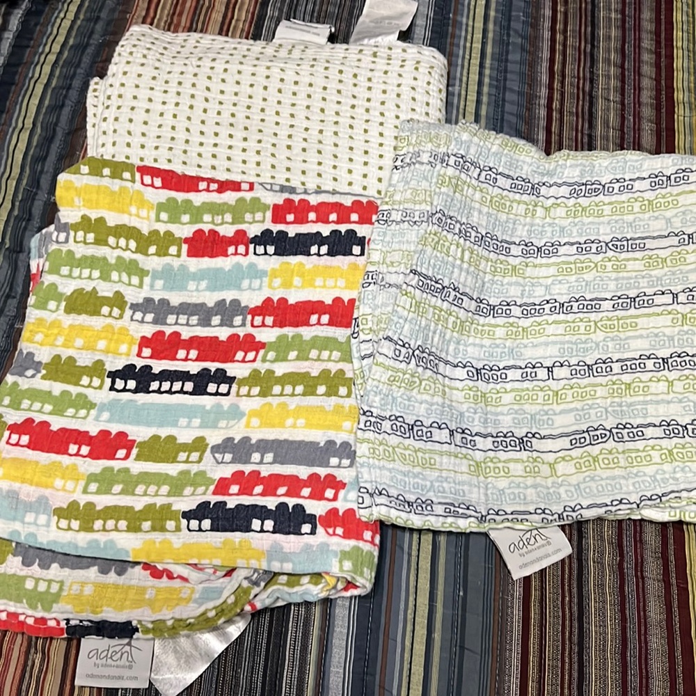 3 Muslin receiving blankets